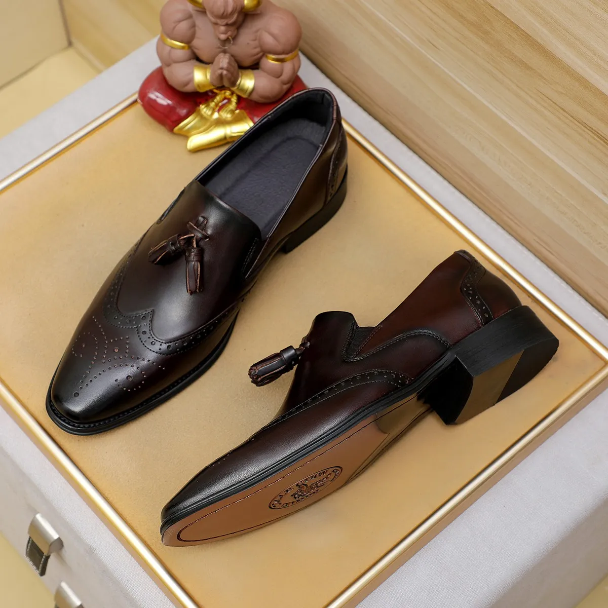 Men's shoes 💰560 💰 Louis Vuitton LV ® Autumn and Winter 🆕 models 🔛Full shoe counter First layer cowhide, 🐂Leather lined casual shoes for men, super soft outsole, a must-have for driving. Counter synchronization Original first layer cowhide Completely 1:1 mold customization 🌹Top version, 2 colors available! Number: 38-45 (37.46. Customized)